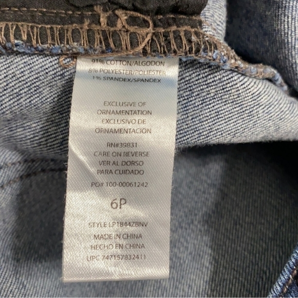 Wit & Wisdom Dark Wash Raw Edge Jeans Metal Stud Trim Women Size 6P - Picture 6 of 8